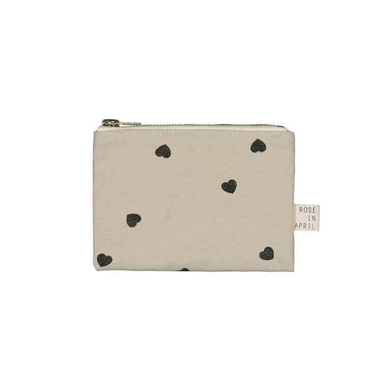 Un porte monnaie de couleur sable avec des coeurs de la marque rose in april