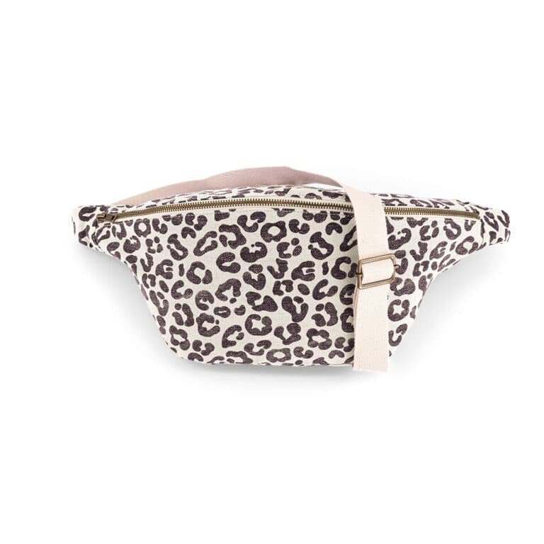 Un sac banane léopard couleur greige de la marque rose in april