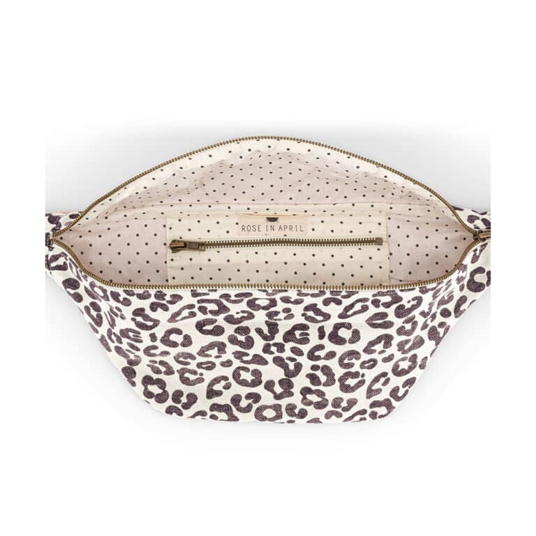 Un sac banane léopard couleur greige de la marque rose in april