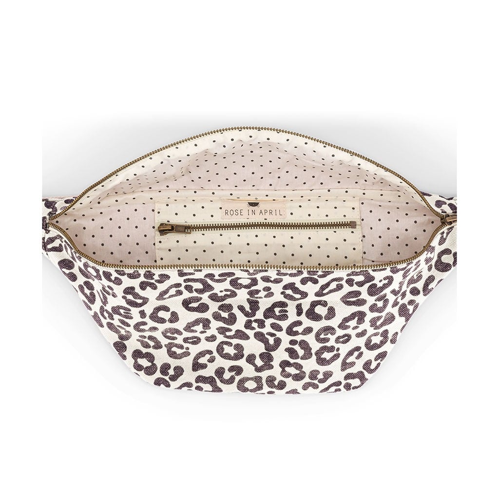 Un sac banane léopard couleur greige de la marque rose in april