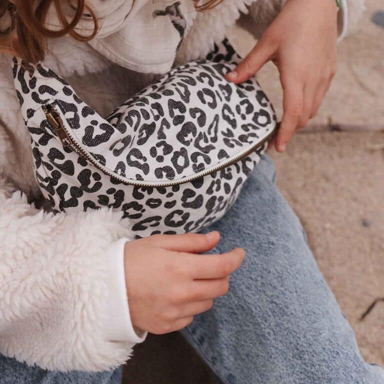 Un sac banane léopard couleur greige de la marque rose in april