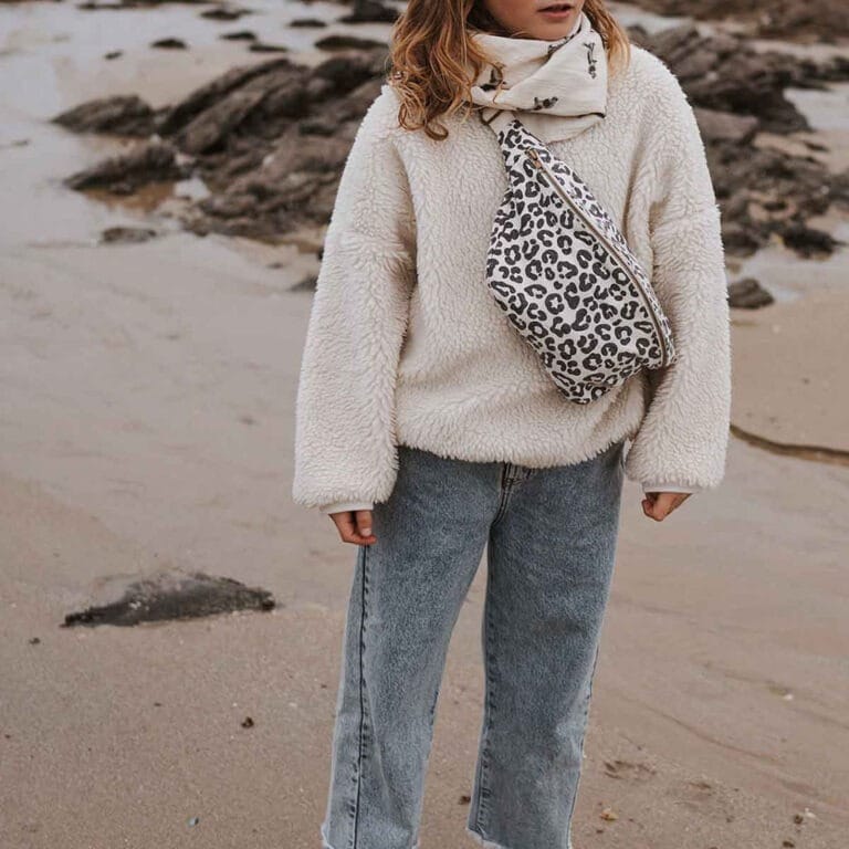 Un sac banane léopard couleur greige de la marque rose in april