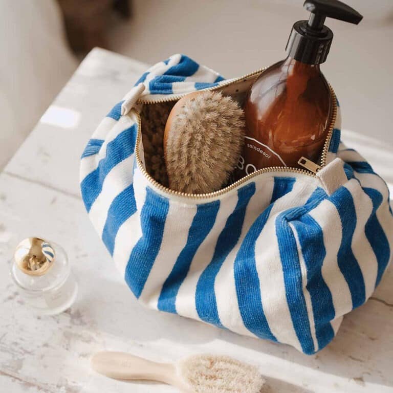 Une grande trousse de toilette à rayures bleu et blanc rose in april