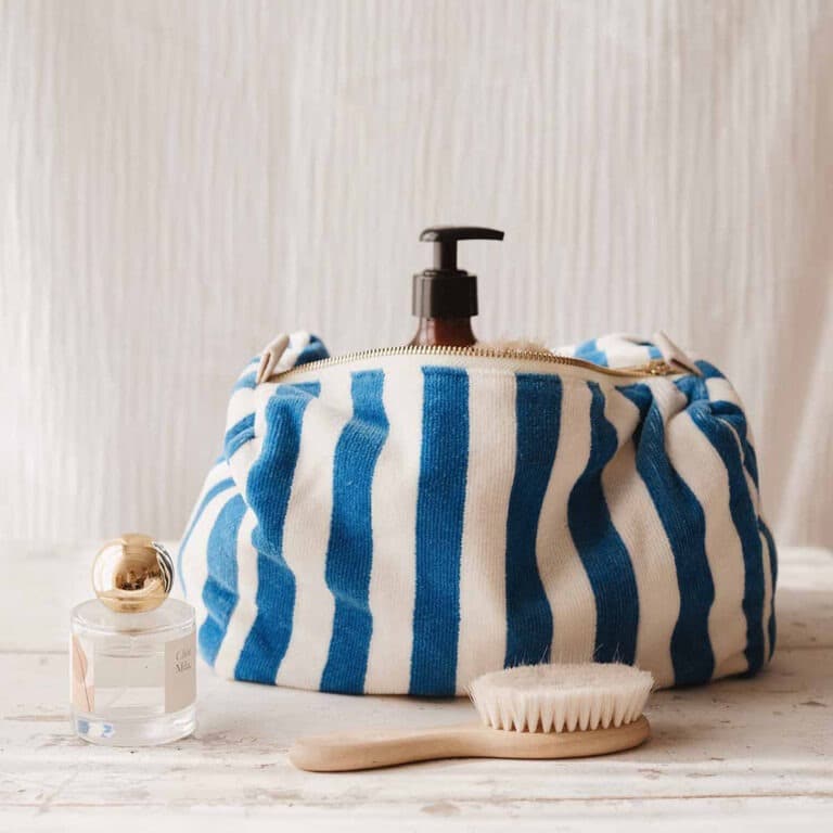 Une grande trousse de toilette à rayures bleu et blanc rose in april