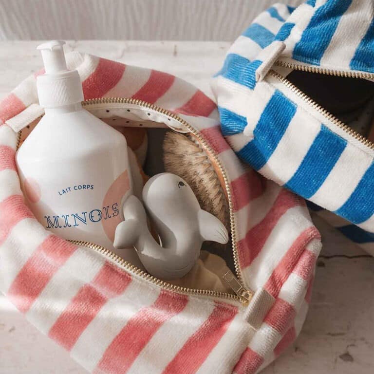 Une grande trousse de toilette à rayures bleu et blanc rose in april
