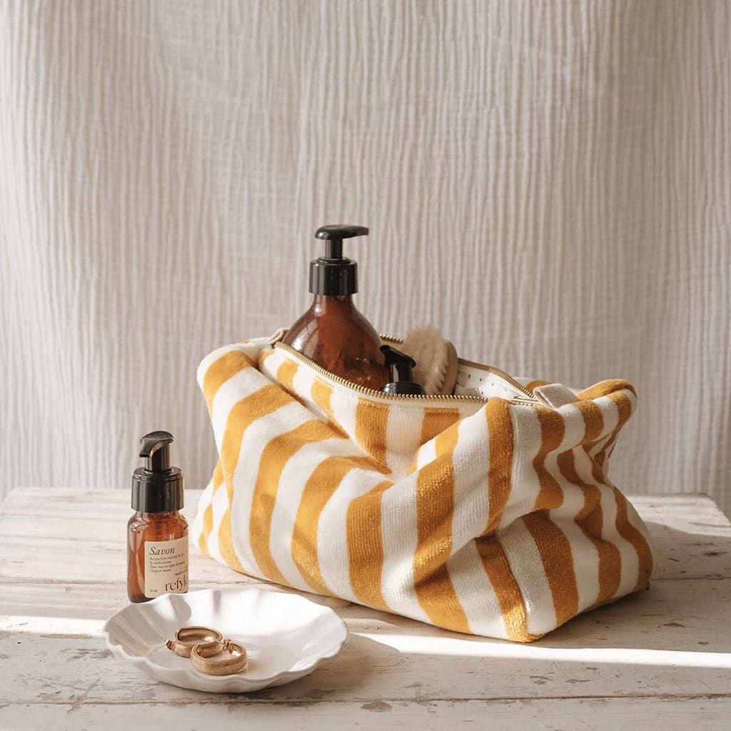 Une grande trousse de toilette à rayures moutarde et blanc rose in april