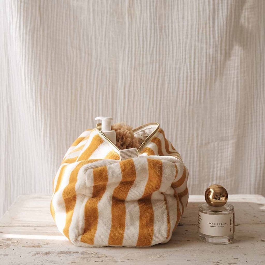 Une grande trousse de toilette à rayures moutarde et blanc rose in april