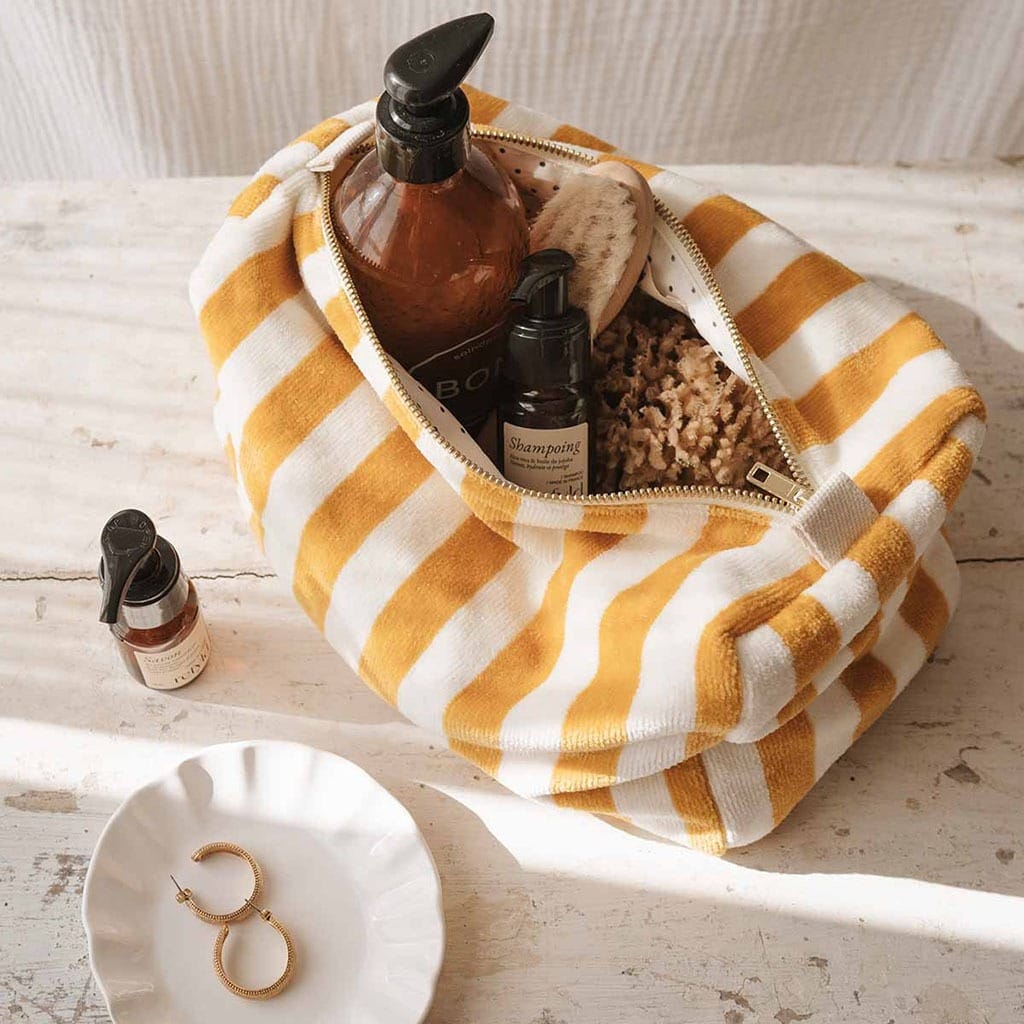 Une grande trousse de toilette à rayures moutarde et blanc rose in april