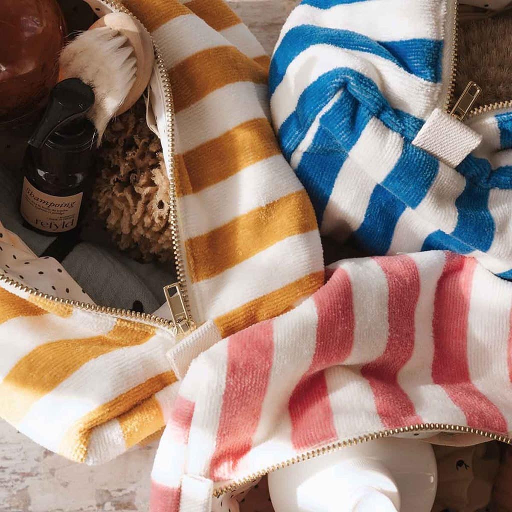 Une grande trousse de toilette à rayures moutarde et blanc rose in april