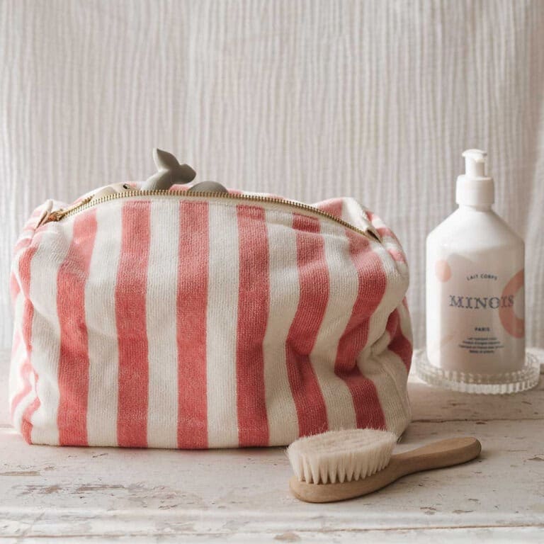 Une grande trousse de toilette à rayures rose et blanc rose in april