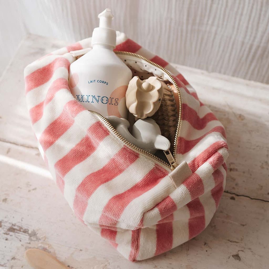 Une grande trousse de toilette à rayures rose et blanc rose in april