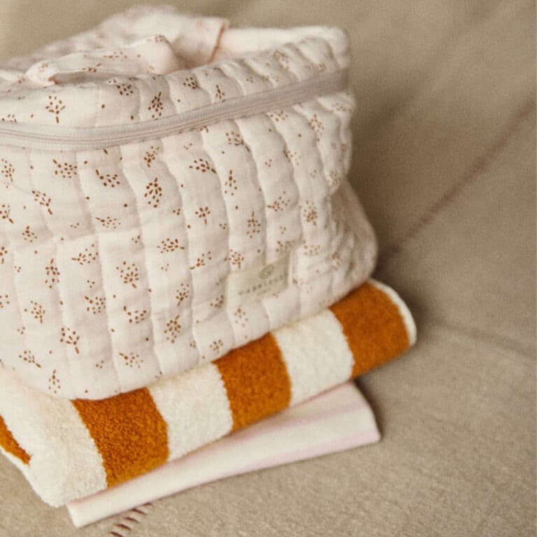 une vanity au joli motif étincelle miel, ambiance