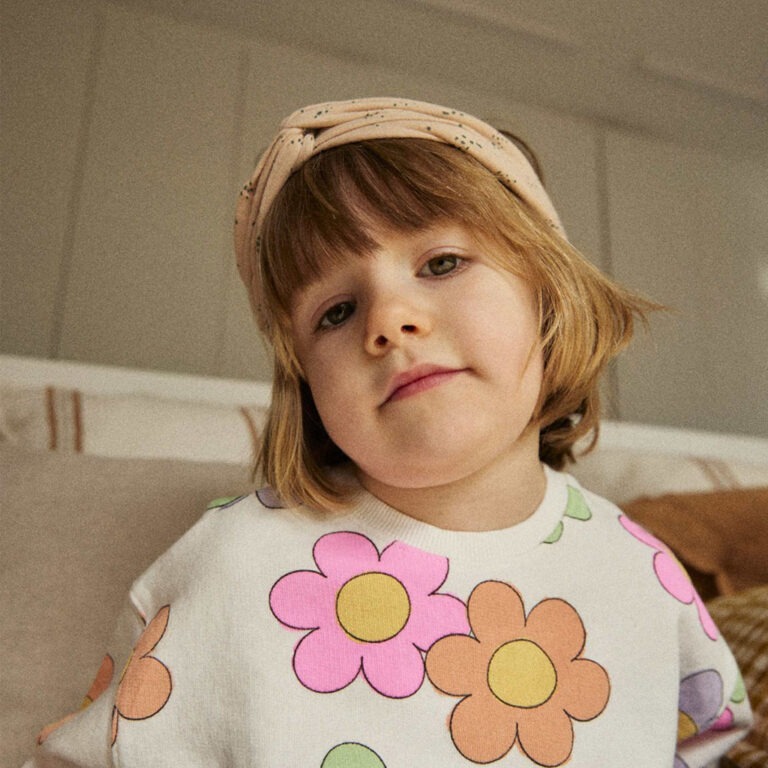 un bandeau étincelle au joli motif argile, porté