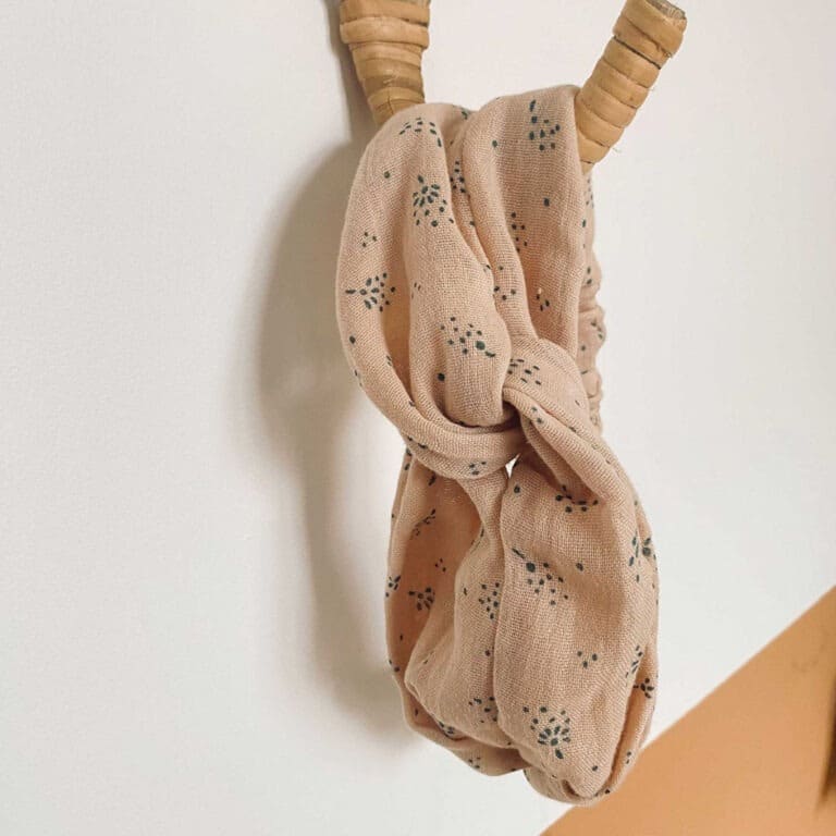 un bandeau étincelle au joli motif argile, vue de face sur un fond décoré