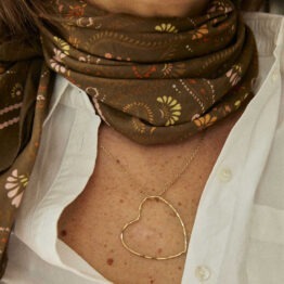un foulard cachemire au joli motif Olive, porté