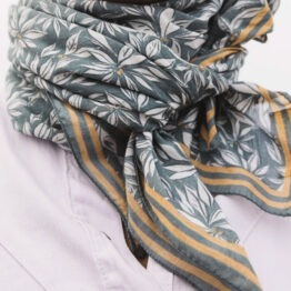 un foulard au joli motif palma Céladon, vue de face porté