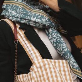 un foulard au joli motif palma Céladon, porté