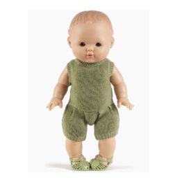 une barboteuse en tricot vert sauge, vue de face sur fond blanc avec poupée