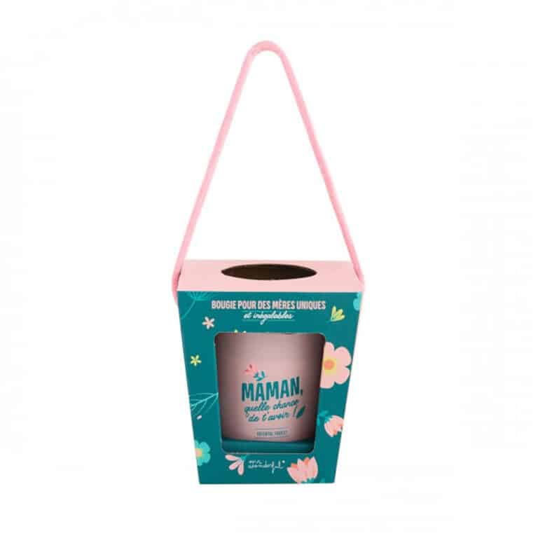 une bougie parfumée avec une inscription "Maman, quelle chance de t'avoir", vue de face dans son emballage sur fond blanc