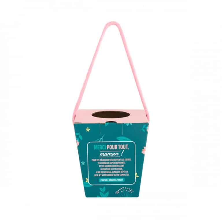 une bougie parfumée avec une inscription "Maman, quelle chance de t'avoir", vue de derrière sur fond blanc