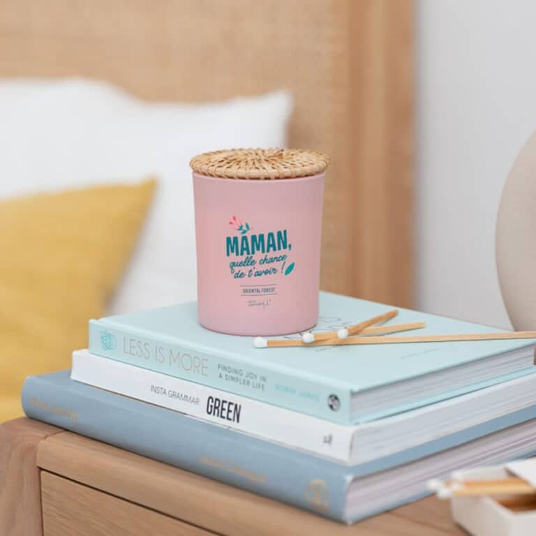 une bougie parfumée avec une inscription "Maman, quelle chance de t'avoir", vue de face sur un fond décoré