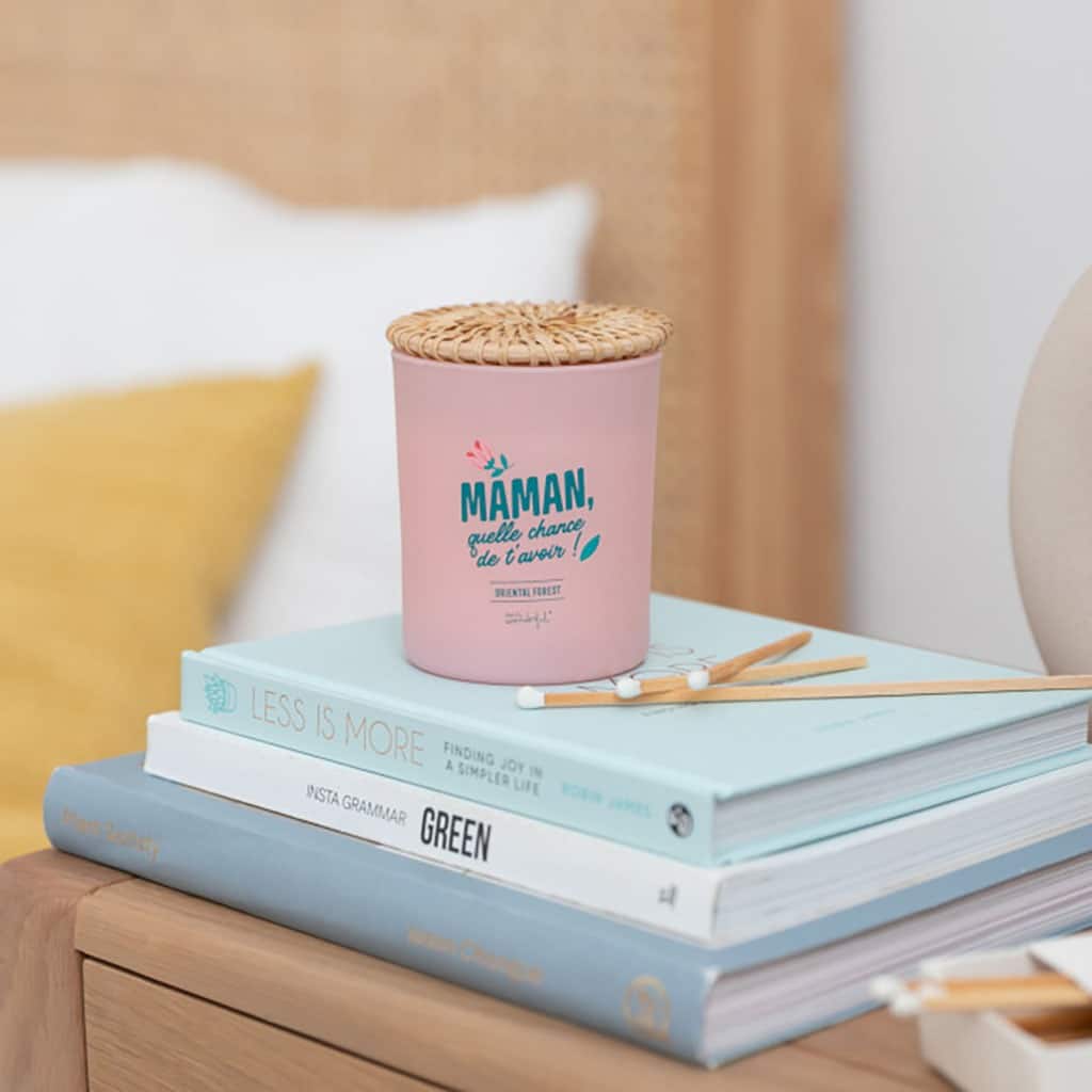 une bougie parfumée avec une inscription "Maman, quelle chance de t'avoir", vue de face sur un fond décoré
