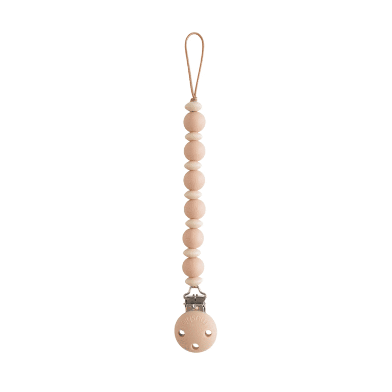 attache tétine rose blush "luna" mushie sur fond blanc