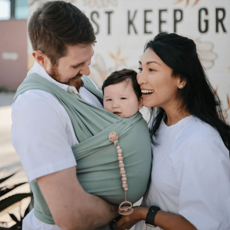 attache tétine "luna" couleur bois mushie photo parents avec bébé