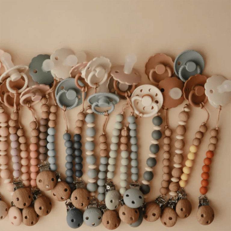 attache tétine "luna" couleur bois mushie photo exemples autres attaches tétine