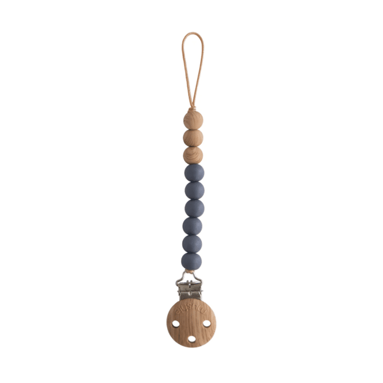 attache tétine eva bleu fer mushie sur fond blanc