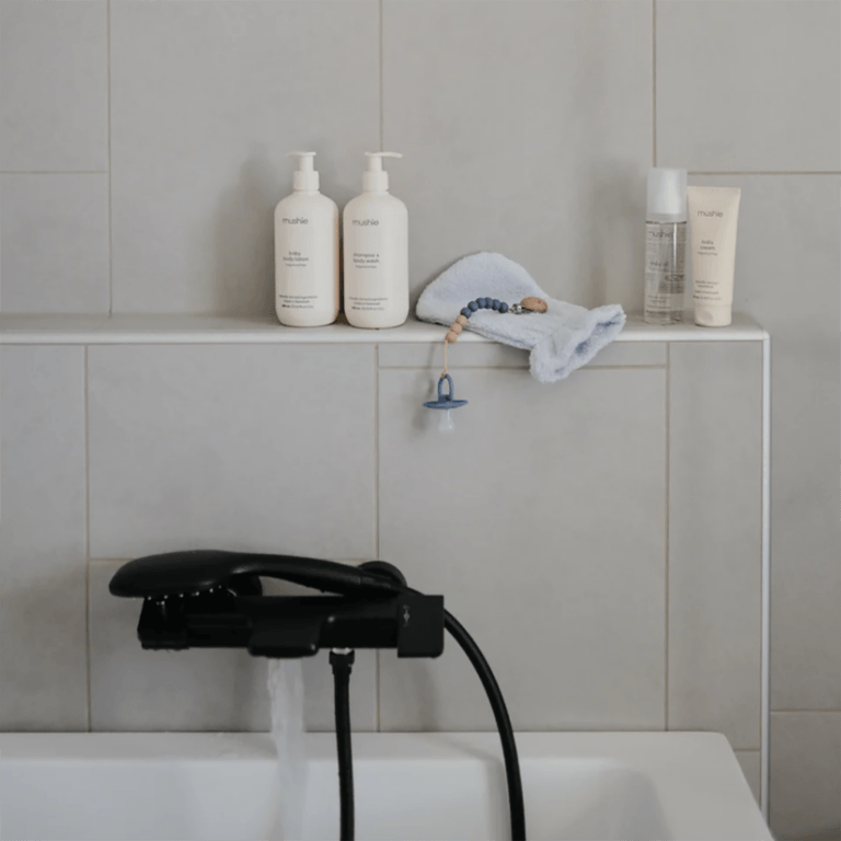 attache tétine "eva" bleu fer mushie photo salle de bain