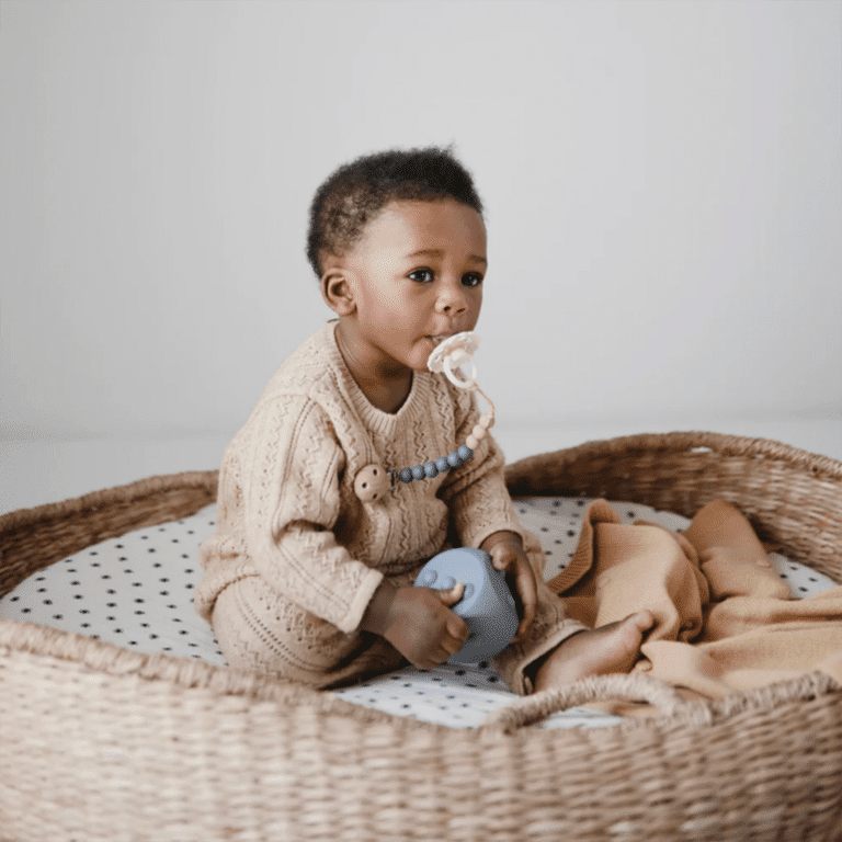 attache tétine eva bleu fer mushie photo bébé