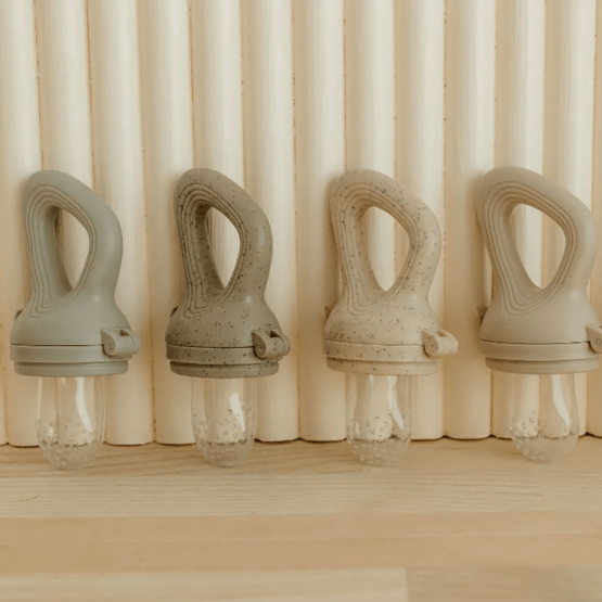 grignoteuse en silicone zakuw photo différents modèle sur fond bois et blanc