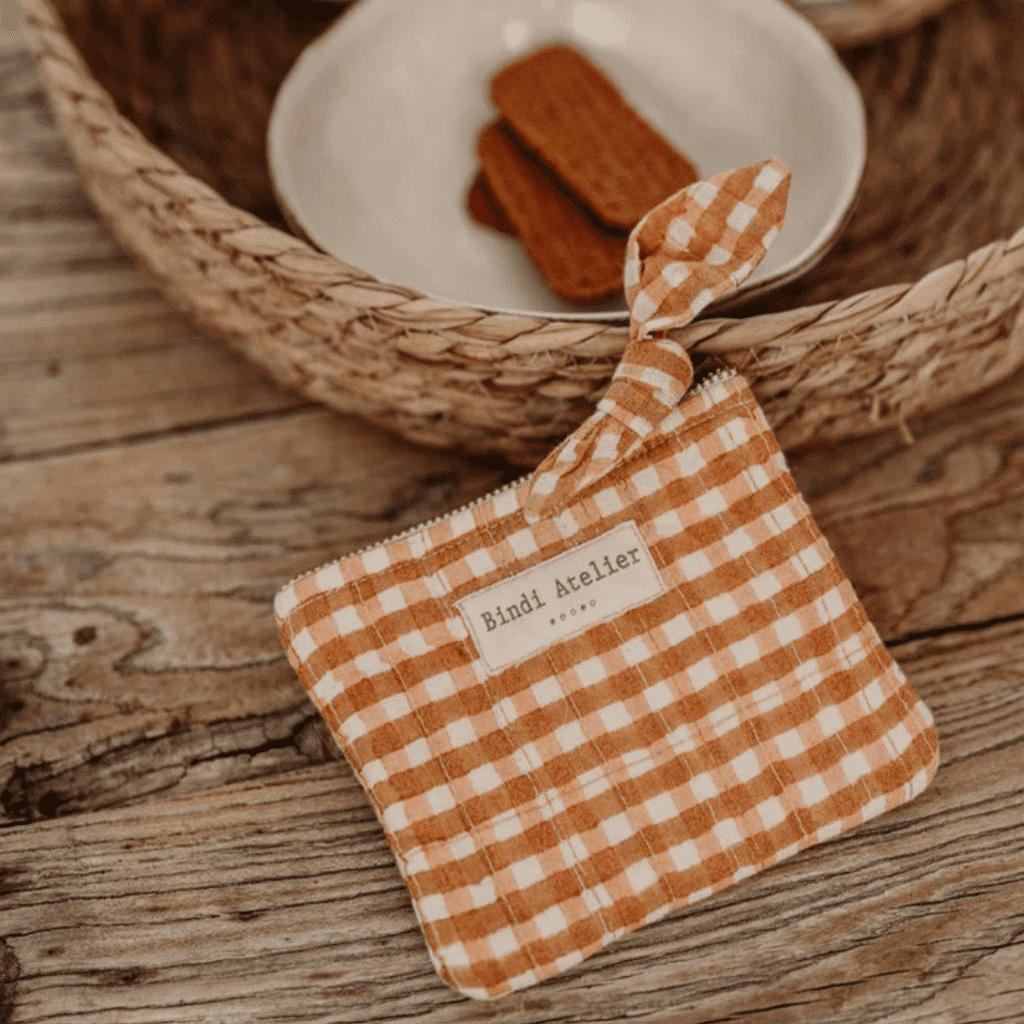 un porte monnaie au motif Tara Havane, vue de face sur fond décoré