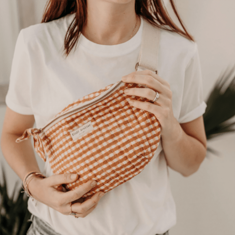 sac banane au motif Tara Havane, porté