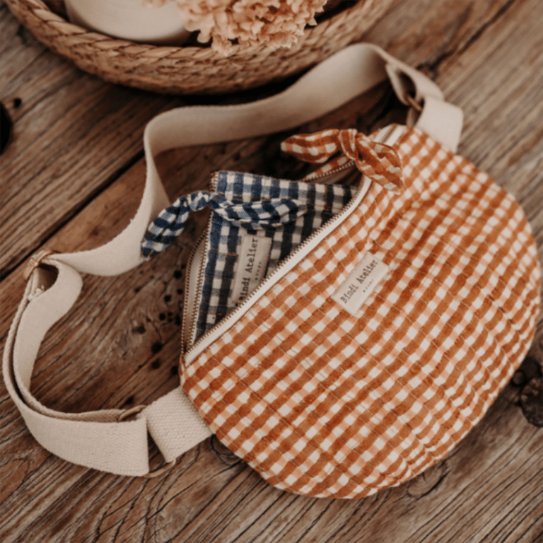 sac banane au motif Tara Havane, vue de face sur fond décoré