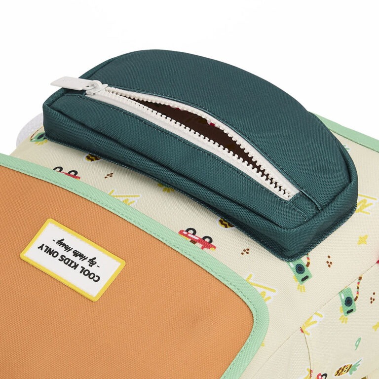 sac à dos "Cool Trip" de la marque Hello Hossy, vue sur la pochette devant sur fond blanc