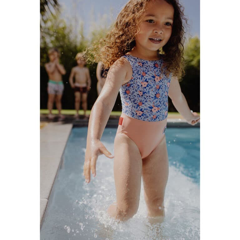Avec ce joli maillot de bain "champêtre" de la marque Hello Hossy, votre petite fille pourra s'amuser à la plage ou à la piscine avec style !