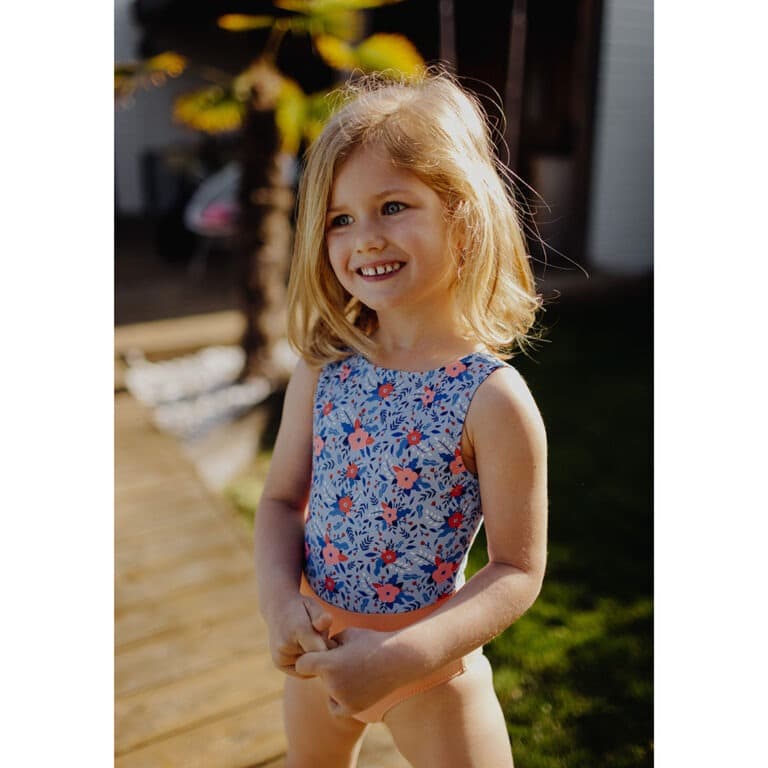 Avec ce joli maillot de bain "champêtre" de la marque Hello Hossy, votre petite fille pourra s'amuser à la plage ou à la piscine avec style !