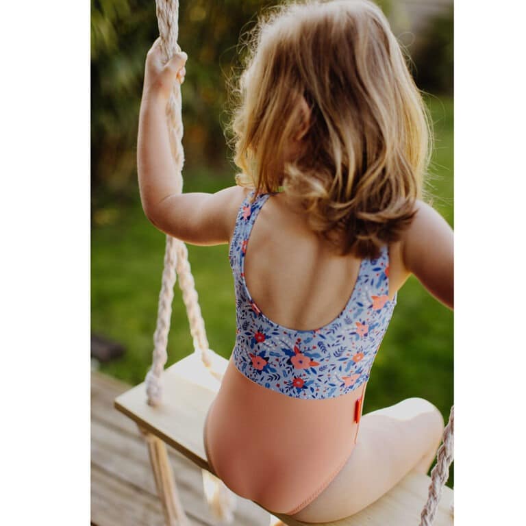 Avec ce joli maillot de bain "champêtre" de la marque Hello Hossy, votre petite fille pourra s'amuser à la plage ou à la piscine avec style !