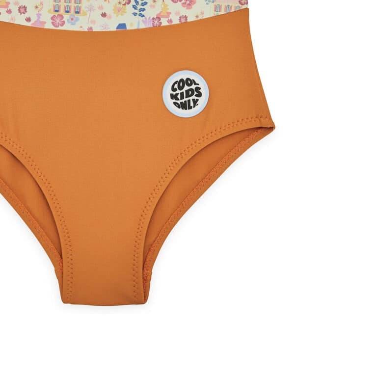 Avec ce joli maillot de bain "dried flowers" de la marque Hello Hossy, votre petite fille pourra s'amuser à la plage ou à la piscine