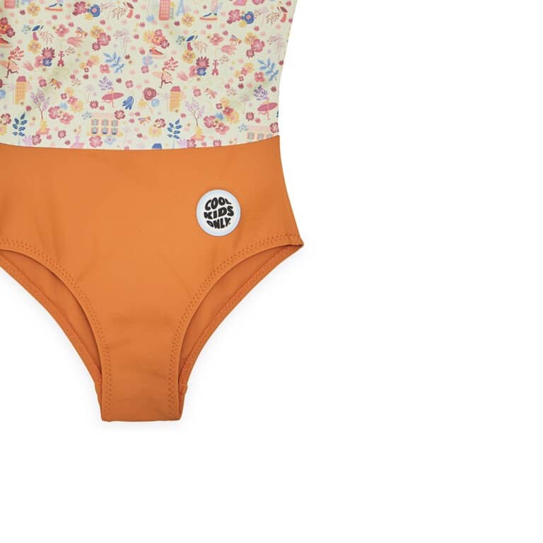 Avec ce joli maillot de bain "dried flowers" de la marque Hello Hossy, votre petite fille pourra s'amuser à la plage ou à la piscine