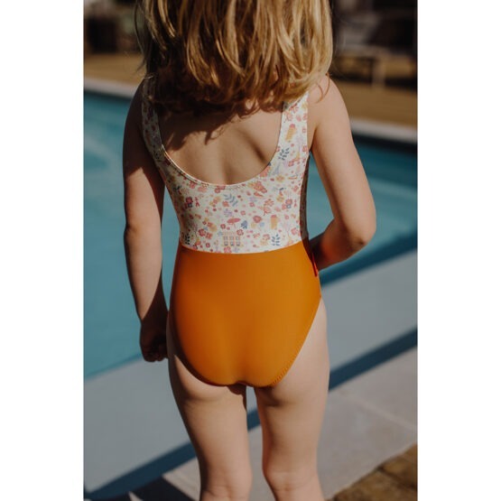 Avec ce joli maillot de bain "dried flowers" de la marque Hello Hossy, votre petite fille pourra s'amuser à la plage ou à la piscine