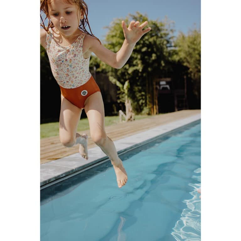 Avec ce joli maillot de bain "dried flowers" de la marque Hello Hossy, votre petite fille pourra s'amuser à la plage ou à la piscine
