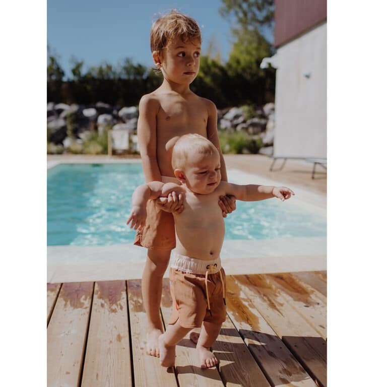 Avec ce joli short de bain "iced coffee" de la marque Hello Hossy, votre enfant pourra s'amuser à la piscine et à la plage tout en ayant du style !