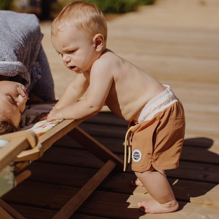 Avec ce joli short de bain "iced coffee" de la marque Hello Hossy, votre enfant pourra s'amuser à la piscine et à la plage tout en ayant du style !