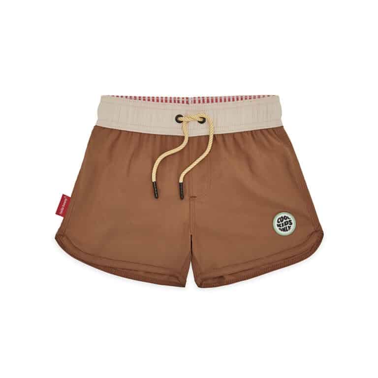 Avec ce joli short de bain "iced coffee" de la marque Hello Hossy, votre enfant pourra s'amuser à la piscine et à la plage tout en ayant du style !