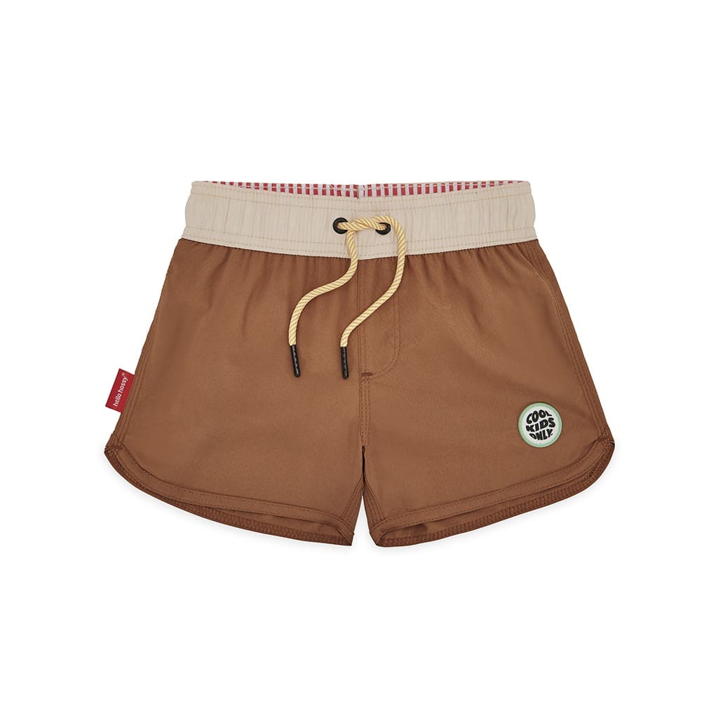 Avec ce joli short de bain "iced coffee" de la marque Hello Hossy, votre enfant pourra s'amuser à la piscine et à la plage tout en ayant du style !