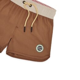 Avec ce joli short de bain "iced coffee" de la marque Hello Hossy, votre enfant pourra s'amuser à la piscine et à la plage tout en ayant du style !