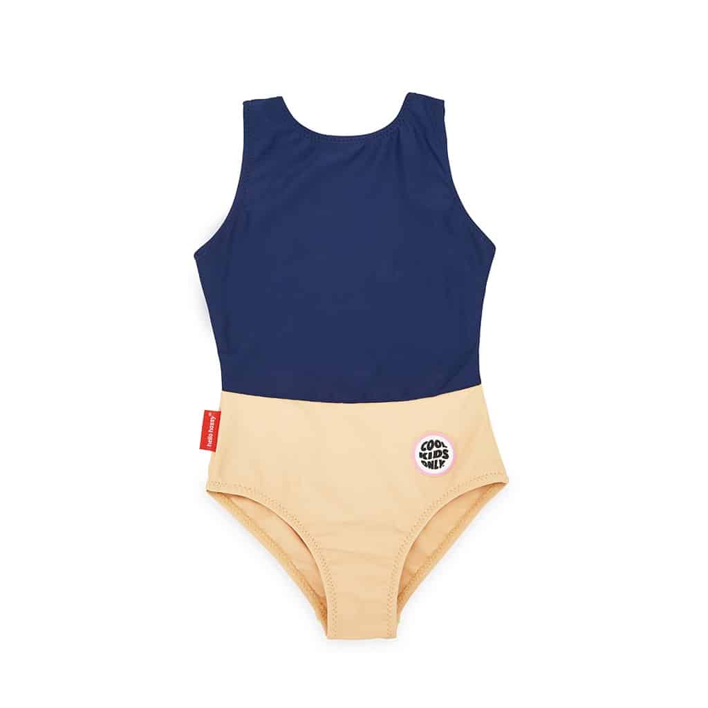 Avec ce joli maillot de bain "midnight" de la marque Hello Hossy, votre petite fille pourra s'amuser à la plage ou à la piscine